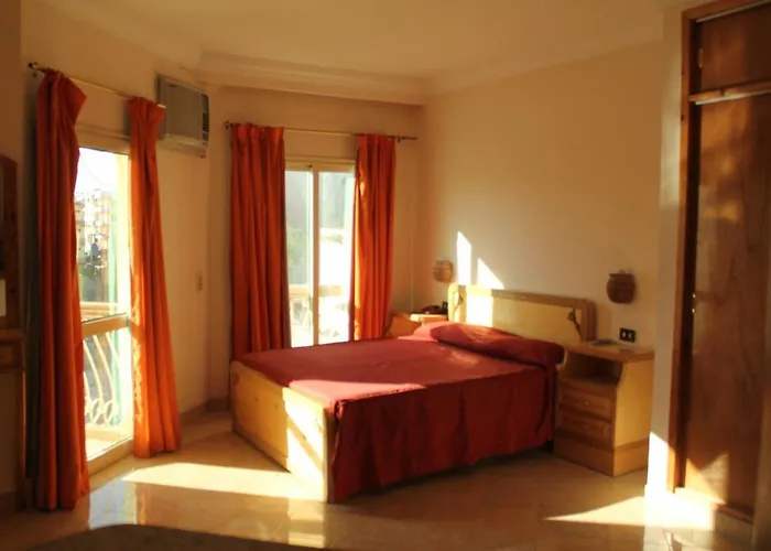 Golden Rose Hostel *
