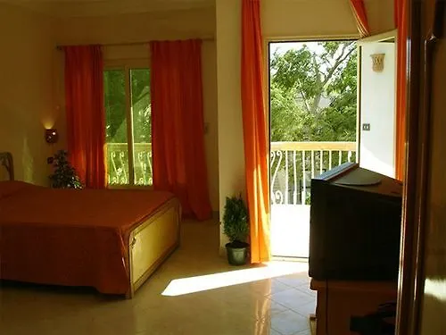 Golden Rose Hostel *